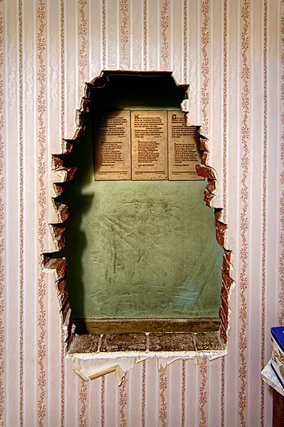 399px-The_Hiding_Place_in_Corrie_ten_Boom's_closet